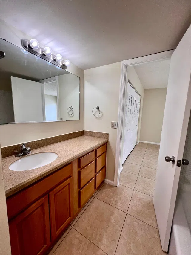 Unit B64 photo 16