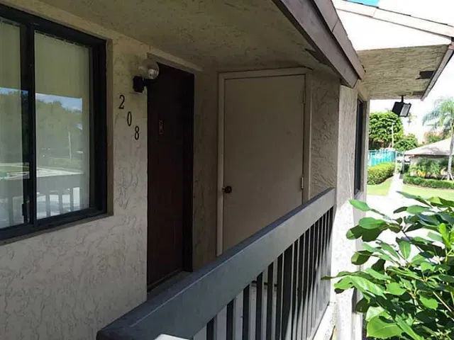 Unit 208 photo 4