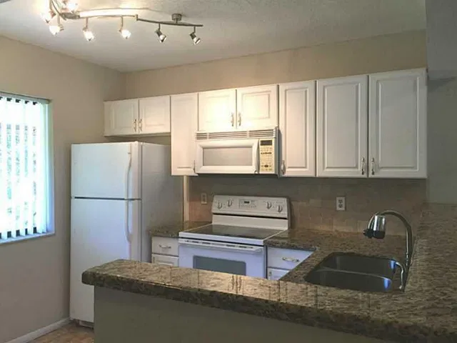 Unit 208 photo 5