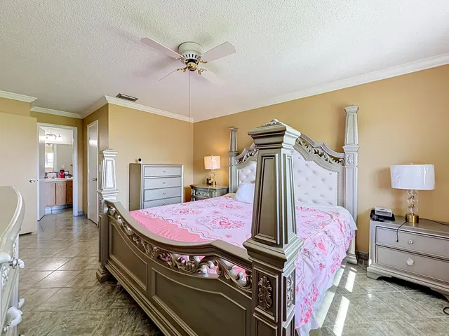Residence photo 18