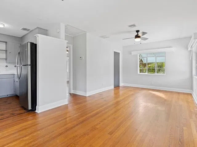 Unit B (upper) photo 5