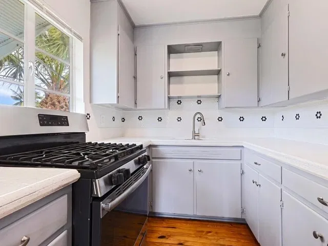 Unit B (upper) photo 6