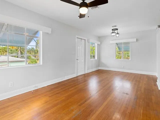 Unit B (upper) photo 7
