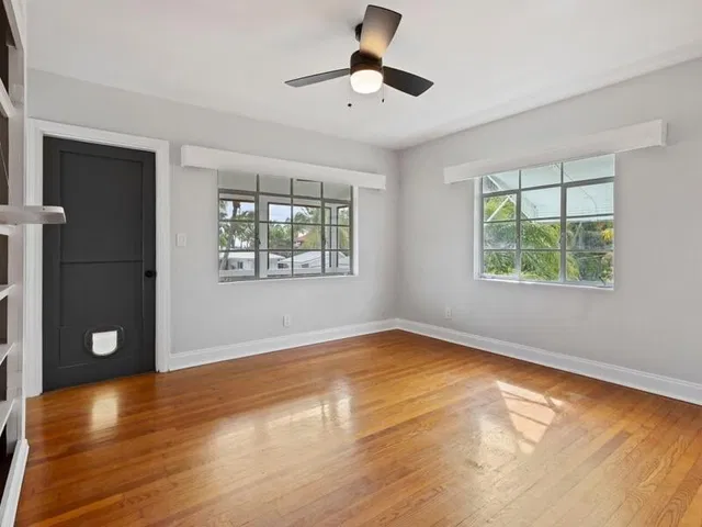 Unit B (upper) photo 10