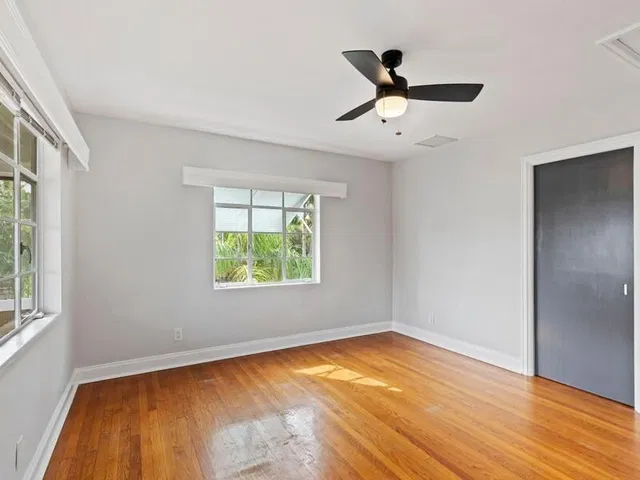 Unit B (upper) photo 11