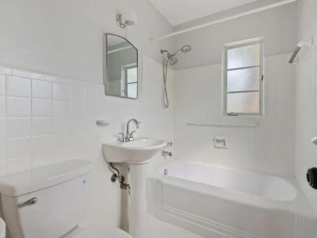 Unit B (upper) photo 15