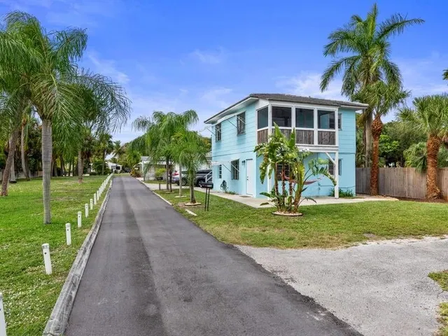 Unit B (upper) photo 17