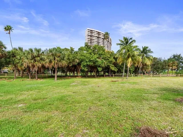 Unit B (upper) photo 25