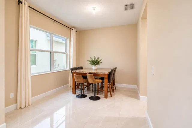 Unit 5626 photo 16