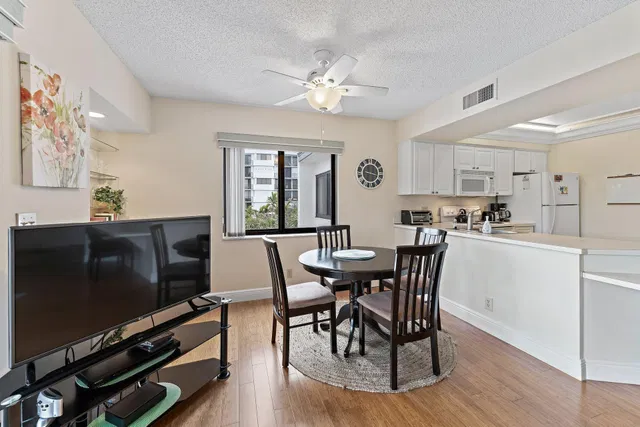 Unit B406 photo 10