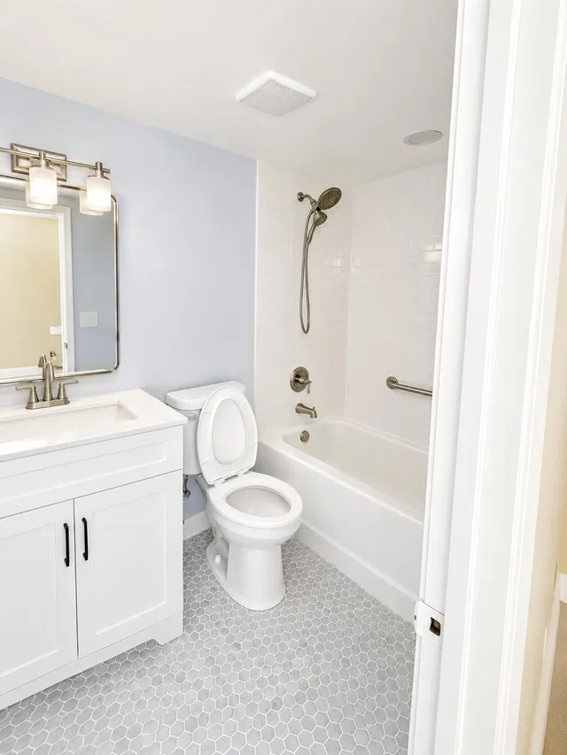 Unit 215 photo 8