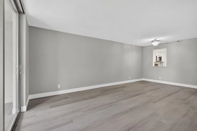 Unit 309 photo 11