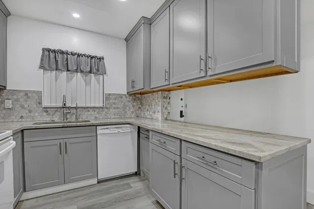 Unit 215 photo 7
