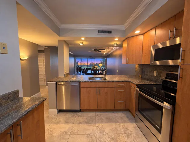 Unit 405 photo 6