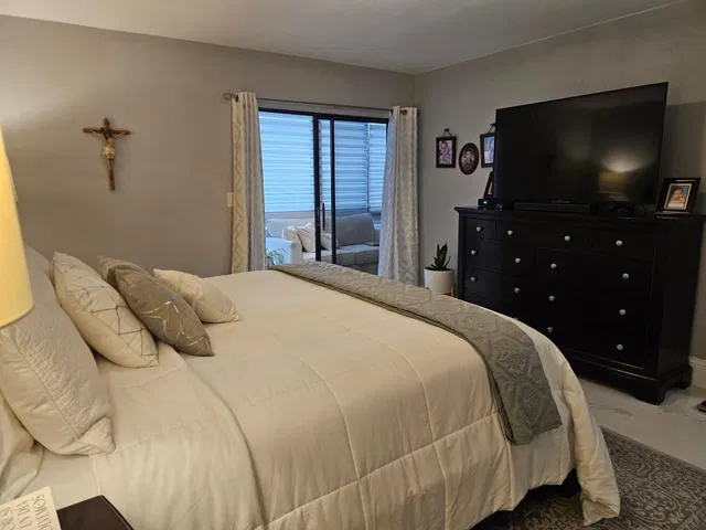 Unit 128 photo 9