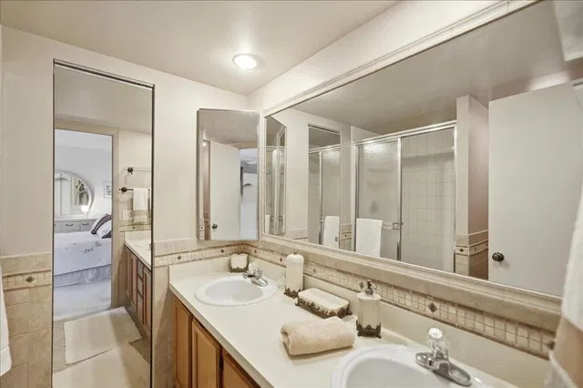 Unit 327 photo 16