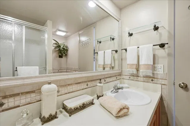 Unit 327 photo 17