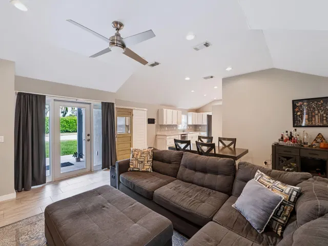  Residence photo 8