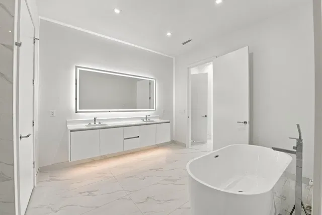 Nautilus 220 Unit 2306 photo 14