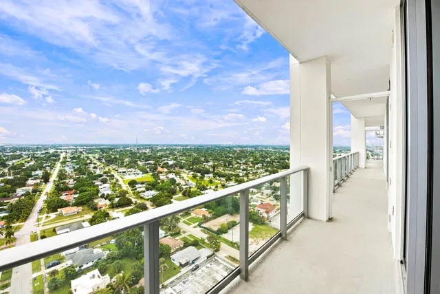 Nautilus 220 Unit 2306 photo 23