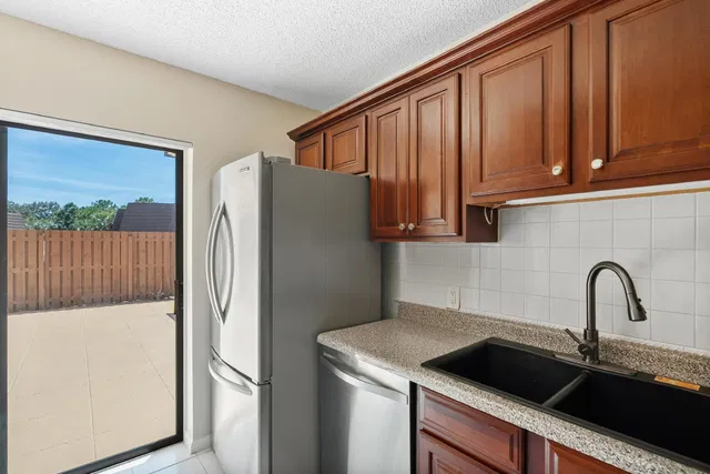 Unit 821 photo 13