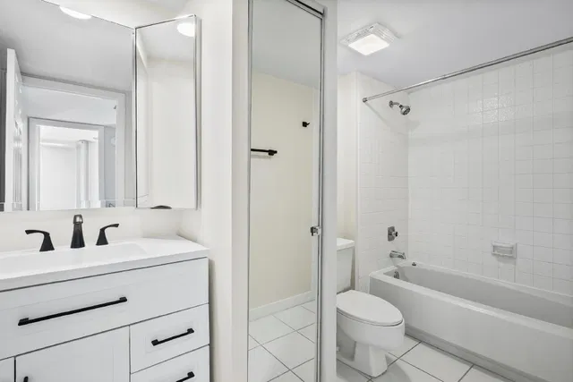 Unit 821 photo 18