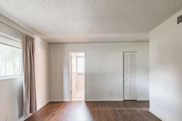 Unit 2 photo 11