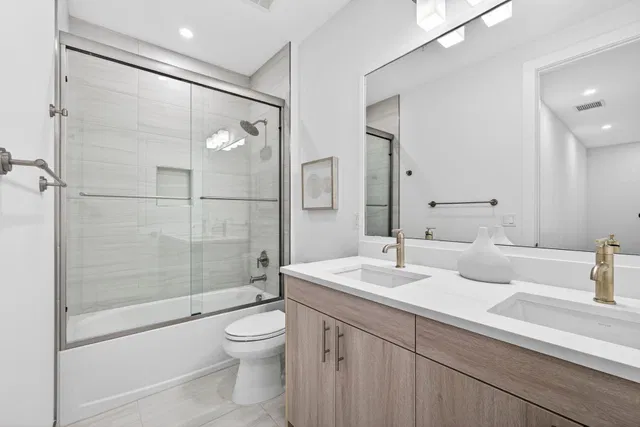 Unit 10 photo 33