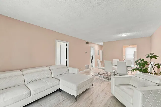 Unit 112 photo 4