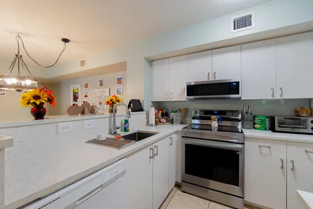 Unit 109 photo 16