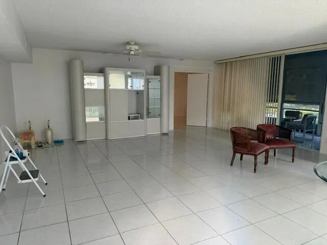 Unit 404 photo 3