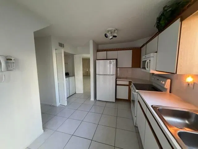 Unit 404 photo 5