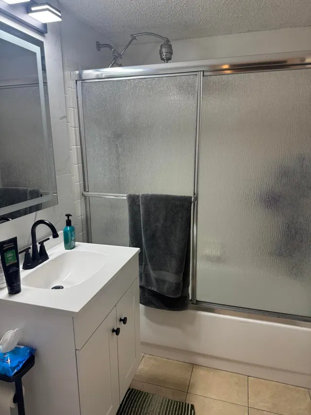 Unit B photo 13
