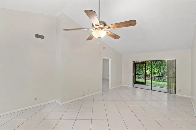 Unit 462 photo 8