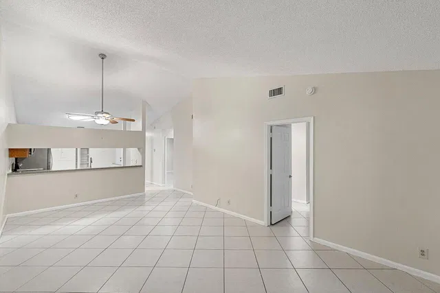 Unit 462 photo 9