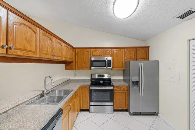 Unit 462 photo 11