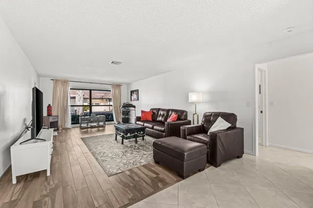 Residence photo 3