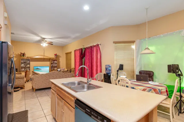 Residence photo 12