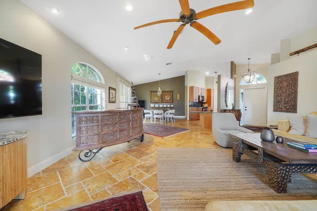 Residence photo 12