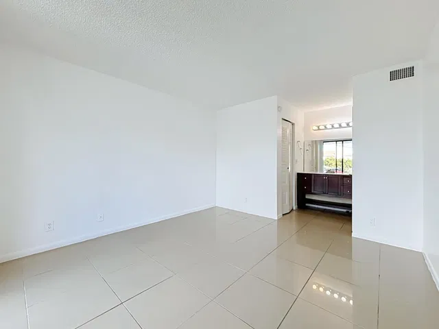 Unit 12 photo 12