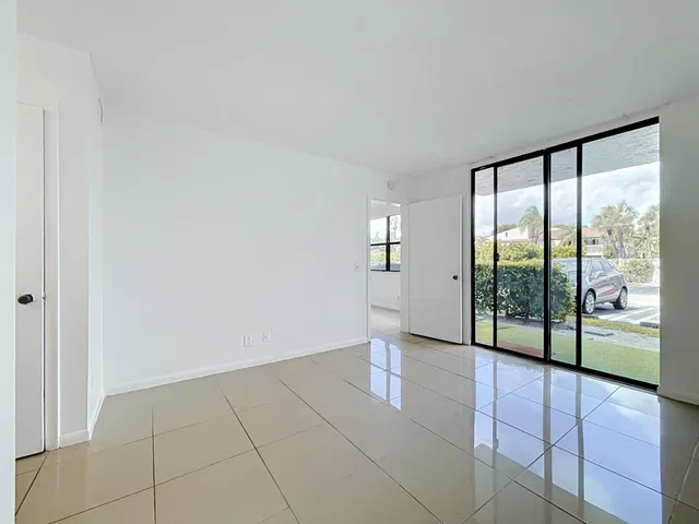 Unit 12 photo 14