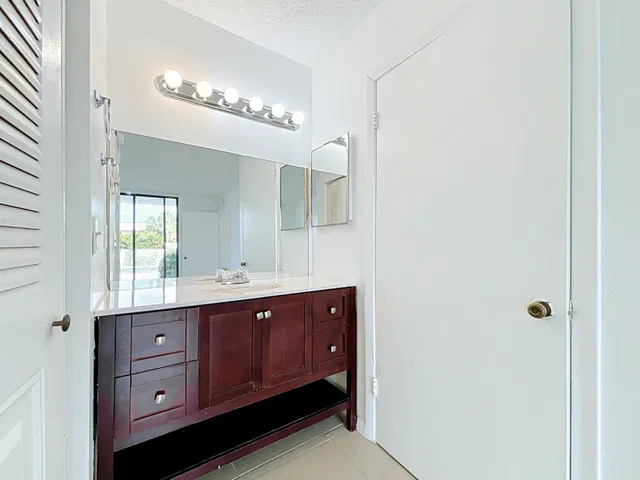 Unit 12 photo 16