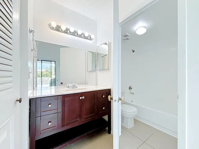 Unit 12 photo 17