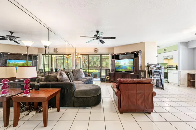  Residence photo 11