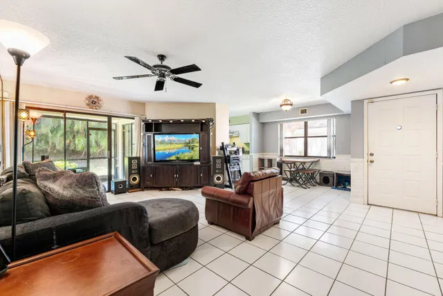  Residence photo 12