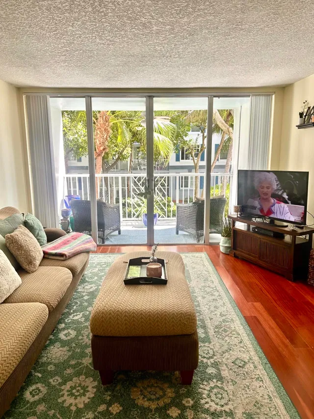 Unit 207 photo 3