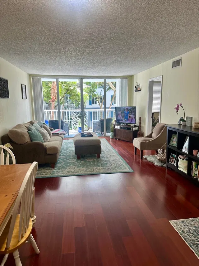 Unit 207 photo 5