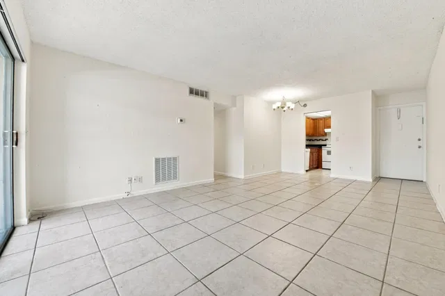 Unit 0160 photo 5