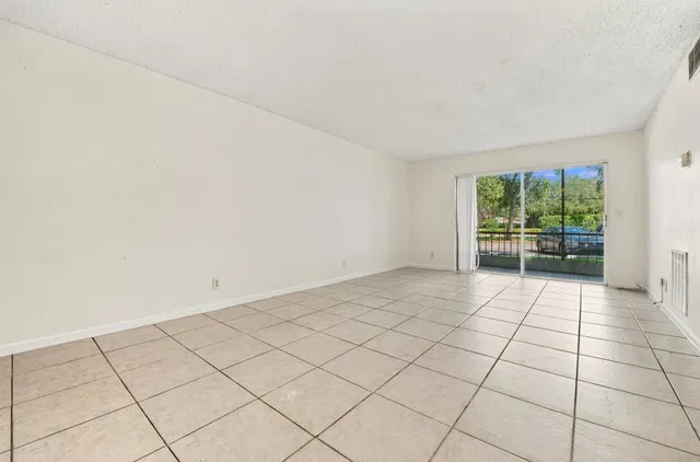 Unit 0160 photo 7