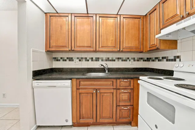 Unit 0160 photo 11